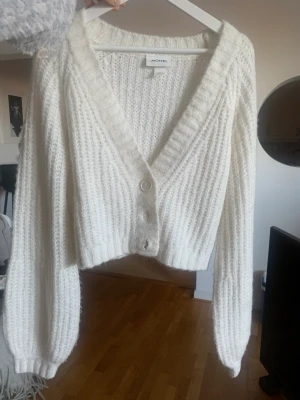 Stickad kofta  - Stickad kofta. Passformen är lite croppad om man har lite större bröst. STICKS EJ. Endast testad. 