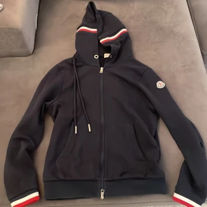 Moncler zip hoodie - Säljer min moncler hoodie som ej använder längre. Storklek M och äkta såklart. Köpt för 5500 hör av er angående intresse!