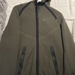 Nike zip hoodie - Strlk xs (passar S). Jag säljer min gamla Nike tröja som jag intr använder längre. Den är i fint skick 9/10 inte använt mycket. Priset är pruttbart