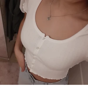 Vit topp - Vit söt topp i storlek XS. Bra skick och knappt andvänd. Tyget är mönstrat och riktiga knappar :))