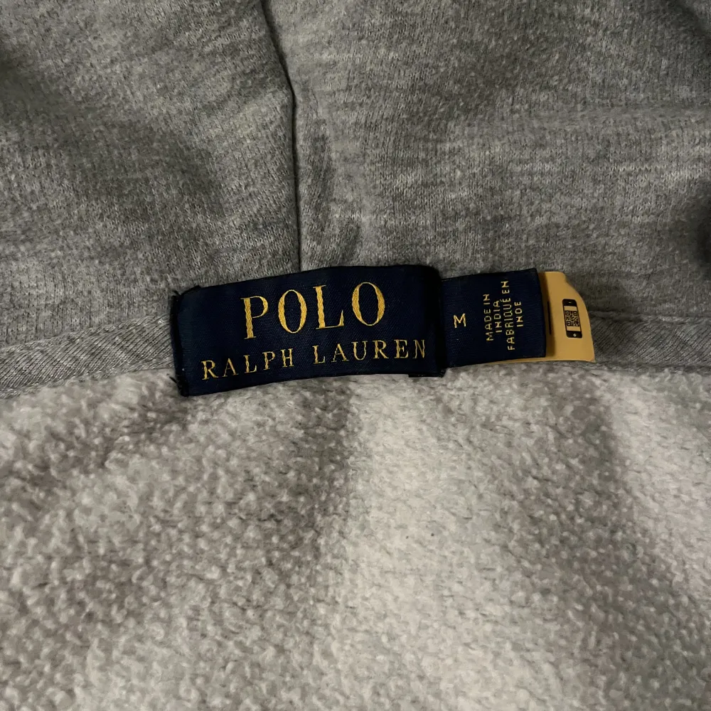 Jag säljer min Ralph Laurent hoodie eftersom den inte blir använd men i super bra skick och super fin. Hoodies.