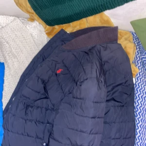 Polo jacka  - Tja, säljer nu min snygga Polo jacka som då är för stor för m. Därför jag säljer den för billigt pris är på grund att jag behöver pengarna Nypris är 3000kr. Svarar snabbt. Är bara att skriva om ni undrar något mer! Mvh Oscar 😁😁