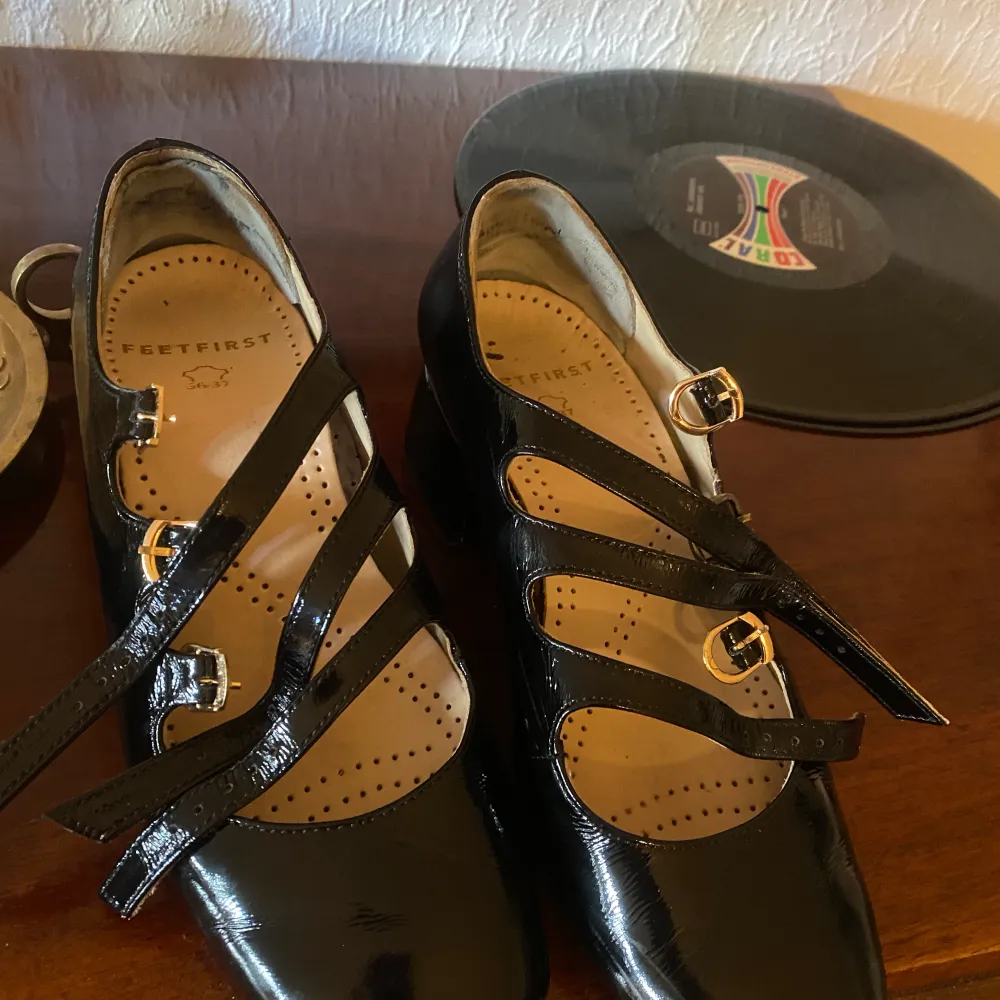 Otroligt fina handgjorda mary jane skor ifrån en ukrainsk skomakare. Dem är tyvärr förstora för mig och är därför oanvända. Gör lite ont att sälja dem men det är dags för ett nytt hem. Inköpta för drygt 2000kr. Obs ett av spännena är i silver.. Skor.