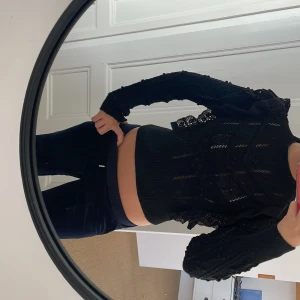 Eftertraktad zara topp - Helt slutsåld och efter traktad zara topp, sjukt snygg och perfekt som fest topp inför vintern. Storlek s nypris är 600 men säljer för 300