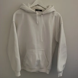 Vit Hoodie - Vanlig vit hoodie som ej kommer till användning längre. Inga defekter, kontakta vid frågor eller intresse!