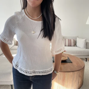 Vit t-shirt med detaljer  - Såå fin och snygg vit t-shirt med fina detaljer🥰 från esprit 