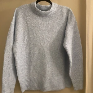 Ljusblå stickad tröja från lager 157 - Super fin oversize stickad tröja från lger 157. Använd fåtal gånger. Storlek S 