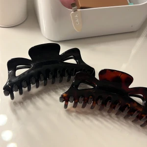 hårklämmor - hårklämmor som jag aldrig använder länge, för lite tjockare hår och sitter superbra! 1 för 15 eller båda för 25 🫶🏼