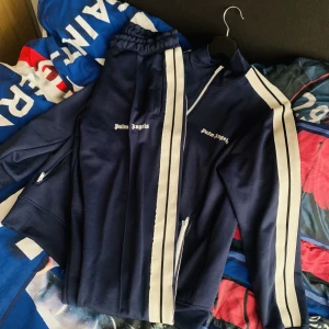 Palm angels tracksuit - Tjena säljer en jätte fin Palm angels tracksuit i enormt bra skick 9,5/10 inga alls fel bara använd en gång men säljer den pågrund av att den ligger bara i min garderob och vill byta ut den mot något annat. Hör av er vid funderingar. Priset är inte fast.