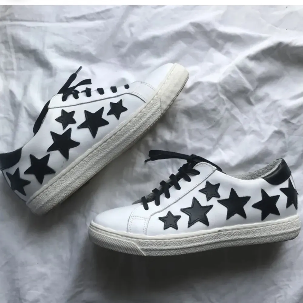 Sneakers med stjärnor . Skor.