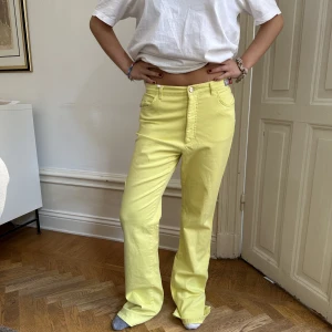Gula JEANS!!! - Så himla najs jeans!!! Perfekt för ALLA tillfällen för dig som älskar att va unik 😍🙌🏽