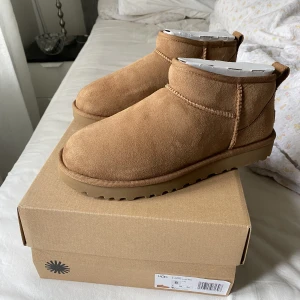 Ugg ultra mini - Helt oanvända uggs ultra mini i färgen chesnut. Inköpta för en månad sedan, enbart testade. Säljer dem då jag tyvärr vill köpa ett par andra uggs. Helt nya och oanvända, box o allt medföljer! Nypris 2000kr🥰🥰 