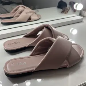 Ett par helt oanvända rosa sandaler. Köpta för 399kr, säljer för 100kr + spårbar frakt. 