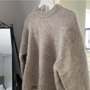 Stickad tröja  - Säljer denna snygga stickade tröjan om jag själv har köpt här på plick! Jätte gosig! Äkta ull 