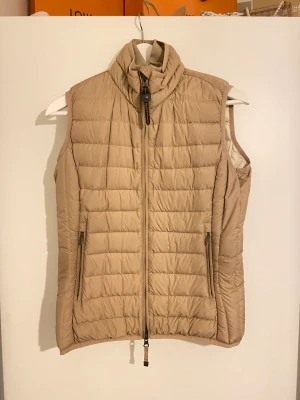 Parajumper väst  - En jättefin beige dam väst från parajumpers i toppskick, knappt använd. Storlek Small men kan även passa en Xs.