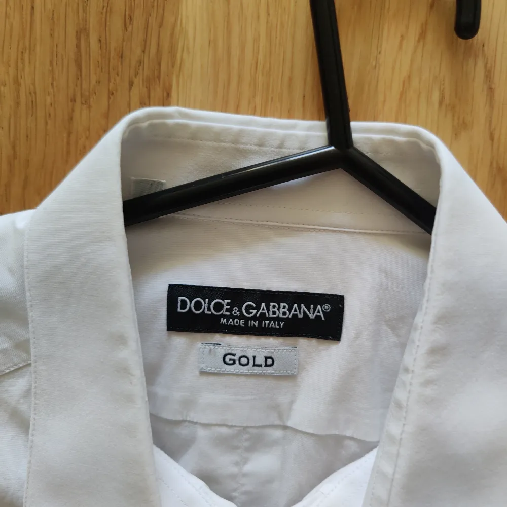 Skjorta från dolce and gabbana i hög kvalite och bra skick! Kom gärna med frågor och prisförslag! (nypris 4500). Skjortor.