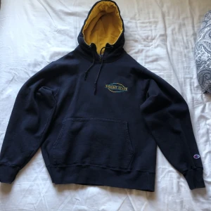 Champion hoodie vintage - Vintage champion hoodie köpt på second hand.