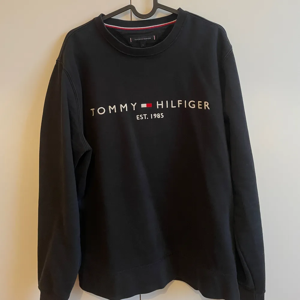Svart sweatshirt från Tommy Hilfiger i storlek L. Hoodies.