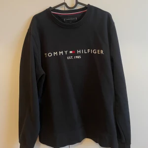 Tommy Hilfiger - Svart sweatshirt från Tommy Hilfiger i storlek L