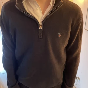 Gant halt zip - Svinsnygg halfzip från Gant i storlek 13/14(xs). Köpt för ca 1300 i början av året. Tröjans skicka är 8/10 men inga fel på den. Modellen på bilden är 173cm och väger 55kg. Den passar helt perfekt nu till hösten. kan gå ner lite i pris vid snabb affär 🤗🍂🍁