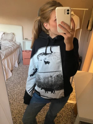Calvin Klein Hoodie - Hoodie från Calvin Klein med fint tryck! Sparsamt använd och i bra skick! 