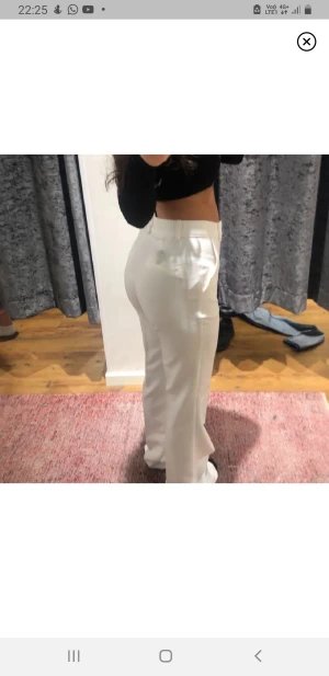 Vita kostymbyxor från bikbok - Vita petite kostymbyxor från bikbok i jätte bra skick, de är slutsålda överallt och väldigt efterfrågade!! Säljs pga att de satt lite för tight på mig😊❤