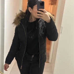 Vinterjacka  - Säljer min vinterjacka. Köpt från en butik som heter Belle Shoes. I storlek 38 och är i bra skick. Samt har en jätte fin fluffig äkta päls.