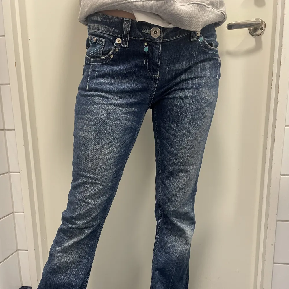 Jättesnygga jeans som jag köpte secondhand, tyvärr för små men aldrig använt dom, Lågmidja och bootcut, hör av dig för fler bilder 💞. Jeans & Byxor.
