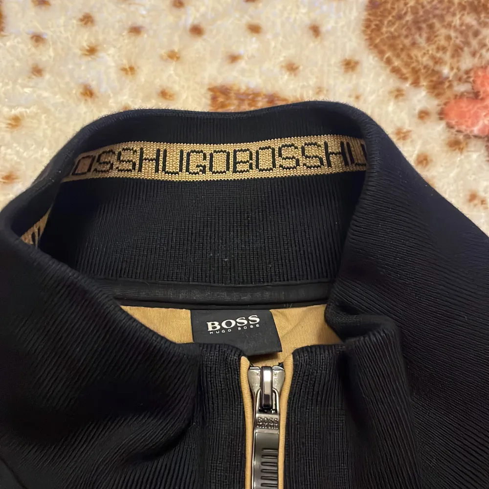 Hugo boss zip hoodie i svart guld färg, 9/10 skick nästan helt ny. Nypris på zalando 1400 . Tröjor & Koftor.
