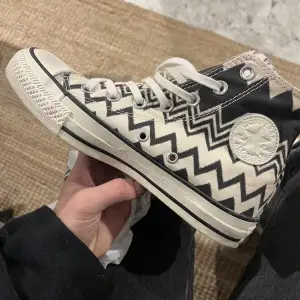 Säljer mina converse från deras collab med missoni. Så snygga men lite små på mig!! Strl 36.5 men som vanligt är converse stora i storleken.<333 cond 8/10. buda!! Puss hej