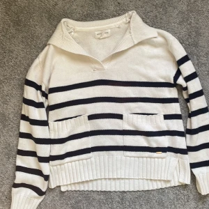 Stickad tröja  - Stickad tröja från Lindex som aldrig har använts för att jag inte tycker den passar på mig❤️