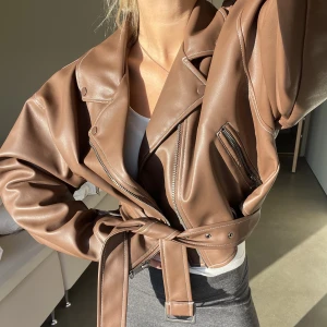 Brun skinnjacka  - Jättesnygg brun skinnjacka från Nelly x Bianca som tyvärr inte kommer inte användning! Storlek 34 