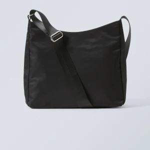 Weekday väska - Bra storlek som skolväska. Använd endast en gång. Fint skick! Pris går att diskuteras!