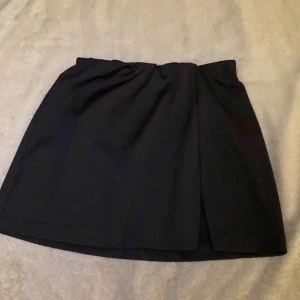 Kort kjol  - En kort svart kjol, sitter som en smäck, stretchig. Fint skick, inga noppror! i storlek xxs men passar upp till S 