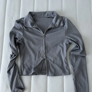 Topp - En grå topp i storlek S, aldrig använt denna 