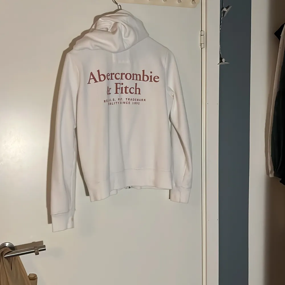 Säljer snygg aberration and fitch hoodie, pris kan diskuteras 💕. Hoodies.