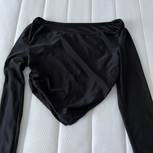 Topp - Svart topp, aldrig använt denna. Men ser väldigt fin ut och är i storlek S