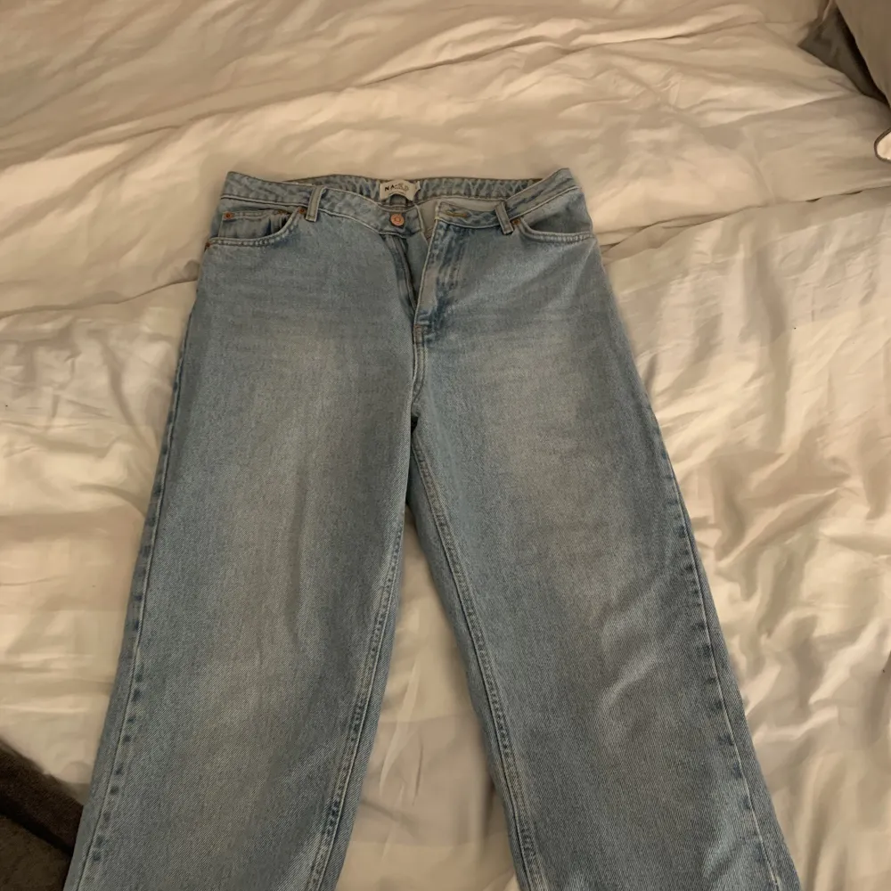 Säljer nu mina jeans från NA-KD eftersom de blivit för små. De är i gått skick och sparsamt använda💕 Hör av er om ni vill ha fler bilder eller har någon fundering. . Jeans & Byxor.