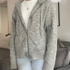 Grå zip up Hoodie  - Säljer snygg grå zip up från hm! Populär och as snygg. Inte mycket använd så bra skick ! Lånade bilder men exakt likadan tröja , kom gärna privat för fler bilder 💕