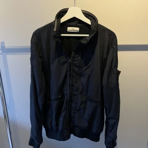 Stone Island Jacka - Jag säljer denna Stone Island jackan. Storlek M och i väldigt bra skick då jag bara använt den fåtal gånger! Köpte den i Italien inne på Stone Islands egna butik.