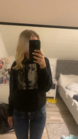 The cool elephant  - Säljer min the cool elephant hoodie. Använd några gånger men är i väldigt bra skick. Köpte för 599 säljer för 300, pris kan diskuteras❤️‍🔥