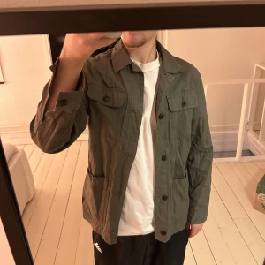 Grön overshirt  - En grön overshirt, passar som tunn jacka. 