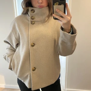 Höstkappa short felt jacket gina  - Säljer jackan vid bra bud, kom med förslag på direktpris privat. Har använt den två gånger typ så i nyskick. Storlek S ifrån Gina tricot❤️