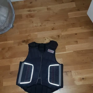 Ridväst - Ridväst säljes då jag inte har någon nytta för den. Synd och slänga den tänker jag. Vet ej hur ofta använd då den e begagnad men är frf i bra skick. OBS köparen står för frakten 