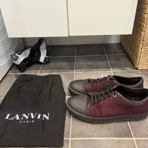 Mörkröda Lanvin skor i sällsynt colorway. Uk 9 - 43 tror jag. De är i väldigt gott skick förutom ett litet hål, därför sänkt priset en del.