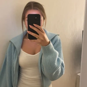 kofta zara - blå stickad kofta från zara aldrig använd, nypris 399kr💕