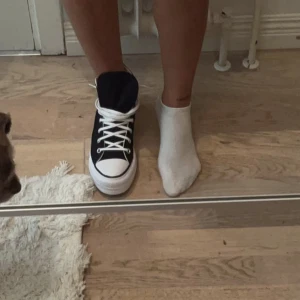 Coverse - Super snygga knappt använda converse! Hög sula st 38