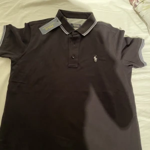Polo pike - En helt ny polo piké som inte är använd skriv om mer bilder pris kan diskuteras 