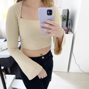 Topp - Söt topp från Na-kd 🤍 storlek m men liten i storleken så mer som en S. 50 kr+ frakt. Tre för två på allt!