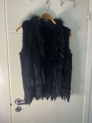 Kort pälsväst - Använd 1 gång Som ny, äkta päls Nypris 1500 kr Stor i storlek passar S/M